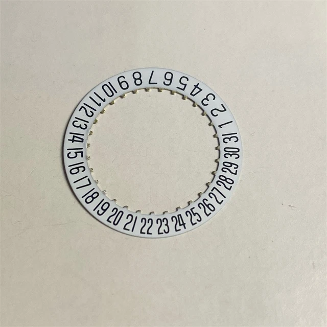 Un collier composé de trois rangs de perles de Majorque en chute orné d