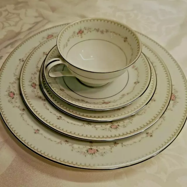 Noritake Fairmont One 5-Piece Place Setting   6102 Platinum Trim   Fine China