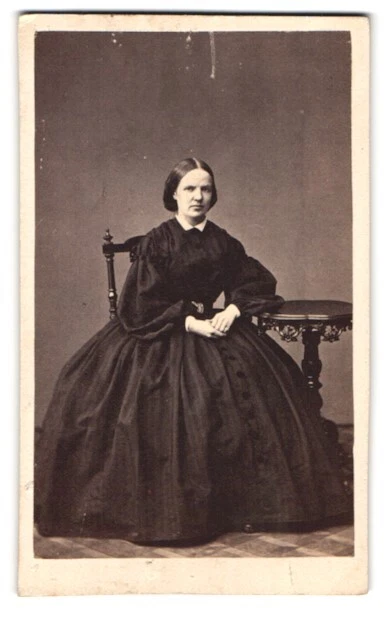 Fotografie Fotograf und Ort unbekannt, Portrait Dame im Reifrockkleid mit zurüc