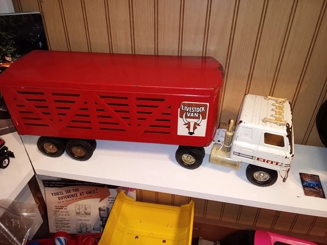 LOT DE 2 CAMIONS SIMCA ET UNIC AIR LIQUIDE 1/43e ETAT NEUF SANS BOITE LOT DE 2 CAMIONS SIMCA ET UNIC AIR LIQUIDE 1/43e ETAT NEUF SANS BOITE