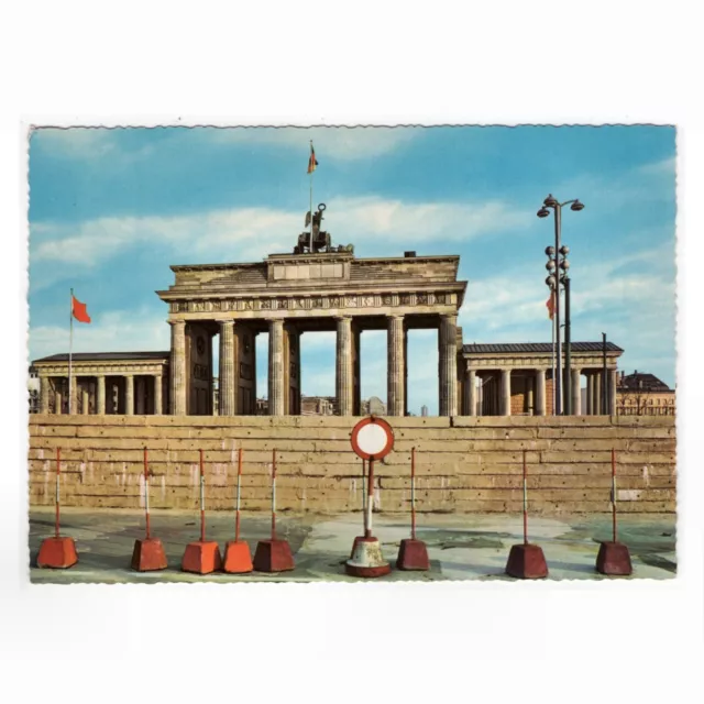 AK Berlin / Blick auf das Brandenburger Tor mit Mauer nach dem 13. August 1961