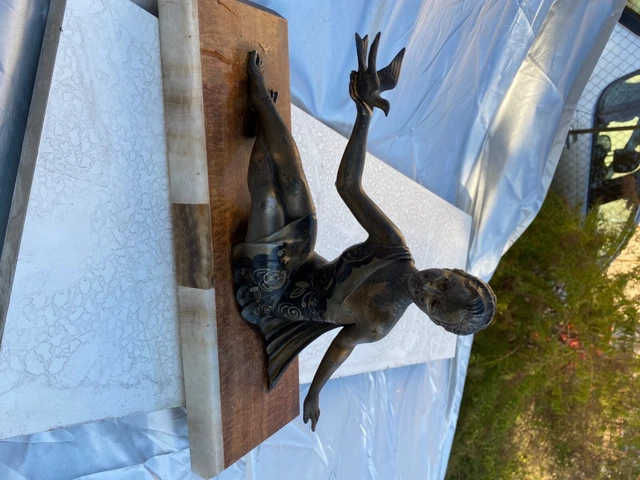 Collection du sculpteur balleste femme à la colombe 