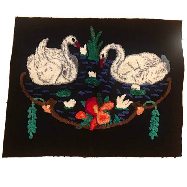 Almohada o alfombra victoriana de colección con aguja perforadora cisnes nenúfares fieltro de lana negra