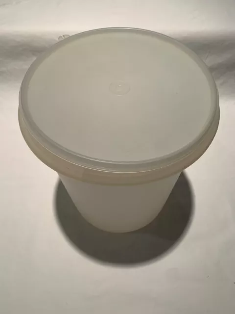 https://www.picclickimg.com/cdUAAOSwQK1j-mlE/Vintage-Tupperware-Sheer-9-Qt-Canister-Storage-Container.webp