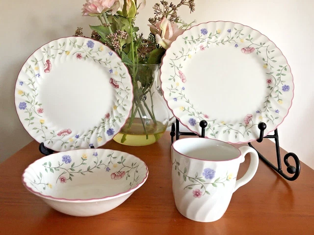 Johnson Bros 'Summer Chintz' - England. 4 piece place setting  - Beautiful