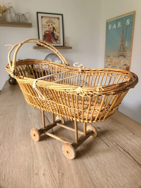Berceau Ancien en bois avec lot de poupées et fond en zinc (Gebraucht