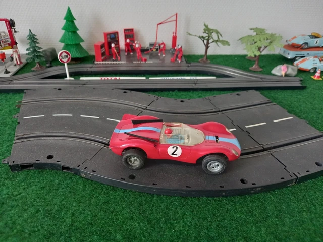Circuit de Course Interactif - 2 Voitures, Télécommandes Incluses - 1/64