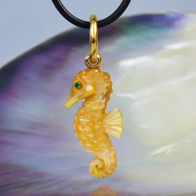 Pendentif hippocampe vintage en or jaune 18k avec diamant