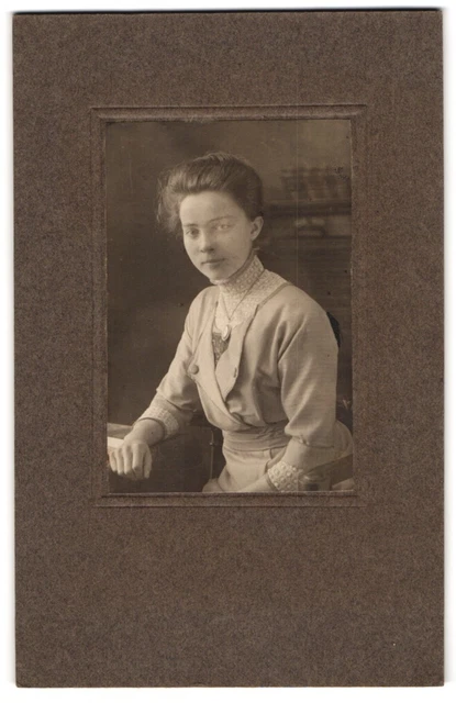Fotografie W. C. Stolley, Schleswig, Junge Frau in hellem Kleid mit Medaillon
