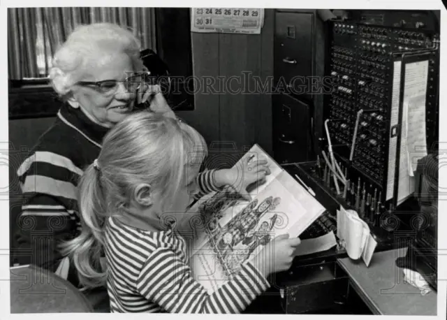 1972 Press Photo Doris Bookhout, Summit Telephone Company Switchboard, New York