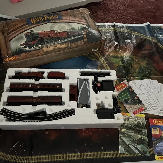 HORNBY HOGWARTS EXPRESS Harry Potter And Philosopher's Stone Train Set Electric £110.00