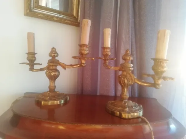 Tres Belle Paire De Chandeliers De Table À 2 Feux Style Louis Xv En Bronze Doré