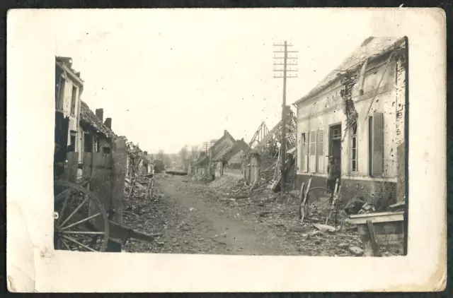 Carte Photo 14-18:Ruine D'un Village Bombarde-Soldat Francais En Arriere-Plan