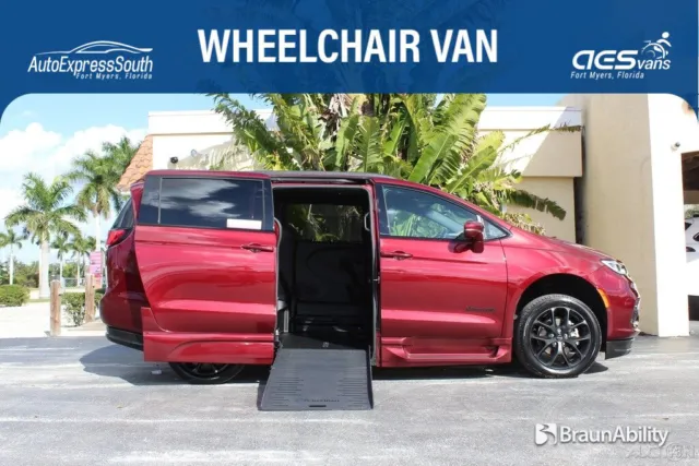 2021 Chrysler Pacifica Touring L BraunAbility Power Foldout XT Wheelchair Ramp