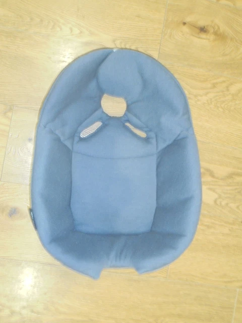 Asiento de coche Maxi Cosi Pebble Plus inserto para recién nacido en gris
