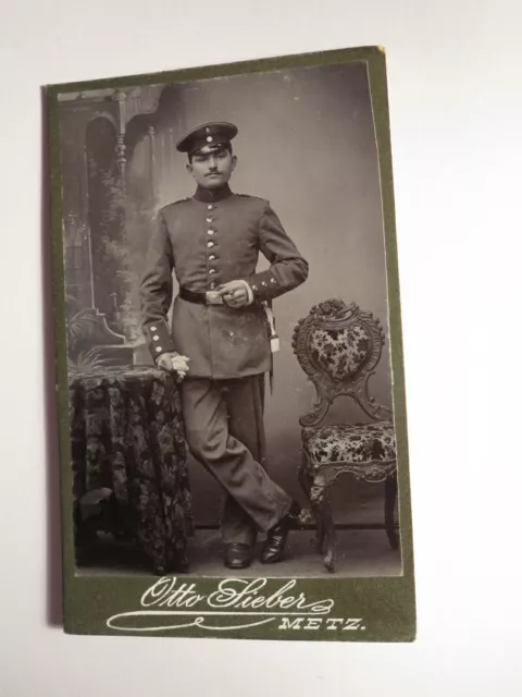 stehender Soldat in Uniform - Regiment Nr. 8 - Stuhl / CDV Otto Sieber Metz