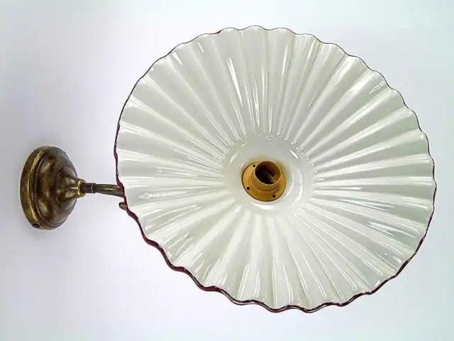Applique lampada da parete in ottone brunito con ceramica ondulata 3