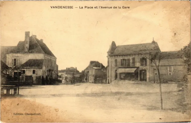CPA VANDENESSE LA Place et l'Avenue d la Gare Nievre (100552)