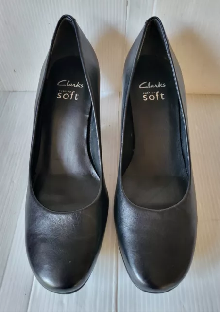 Ladies CLARKS CUSHION SOFT Size 5 D / 38 Black Leather Court Shoes