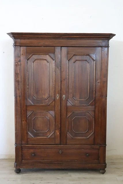 Armadio antico in legno di pioppo, XIX secolo