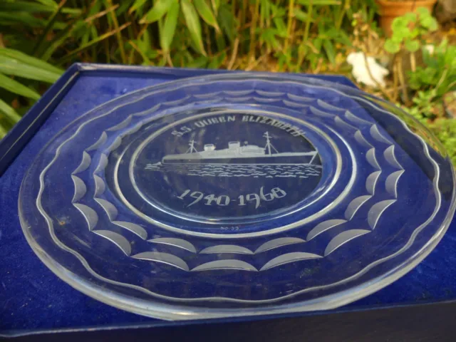 CUNARD Paquebot transatlantique SS QUEEN ELIZABETH souvenir Plate Stuart Crystal