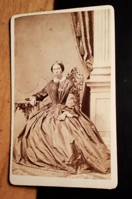 sitzende Frau im Reifrock ca. 1860er Jahre CDV Schildknecht Fürth