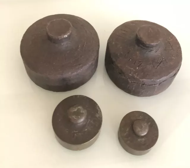 4 alte Antik Gewichte Eisengewichte Waage