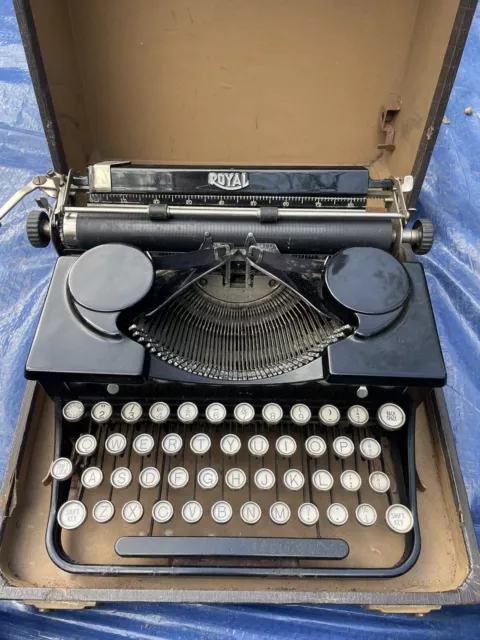 Very Rare Vintage Royal Typewriter (With Case)