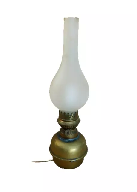 Ancienne Lampe à pétrole en laiton électrifiée, cheminée en verre opalesce
