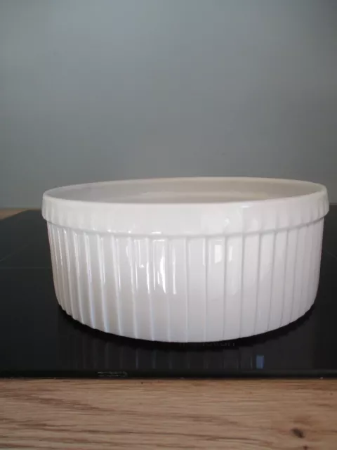 Plat rond et haut à soufflé  en porcelaine blanche cannelé  Pillivuyt vintage