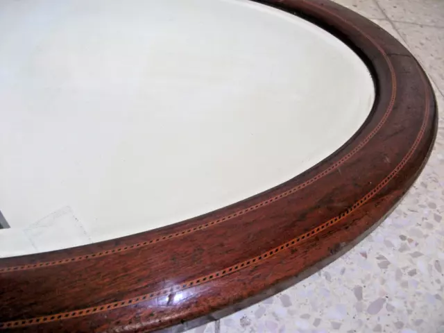 Miroir ovale biseauté au mercure en acajou marqueté 77 X 49 cm