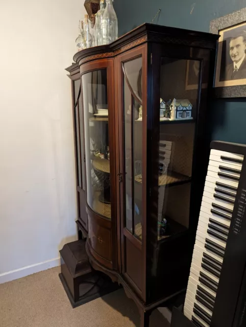 Edwardian Mahogany Display Cabinet with Key and curved glass front. 2