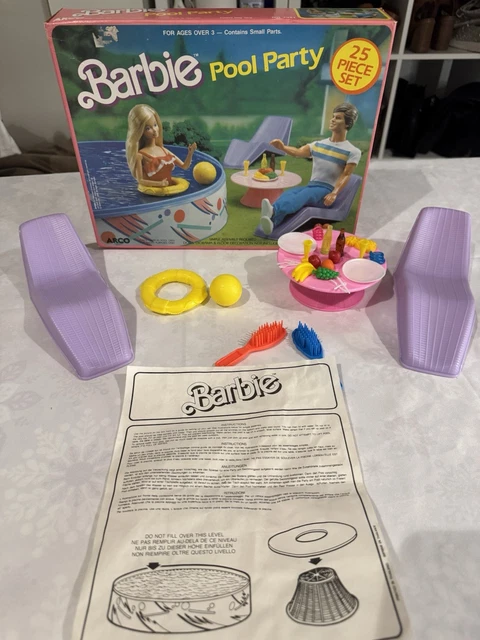 Maison de rêve barbie avec piscine et ciel bleu | Image Premium générée