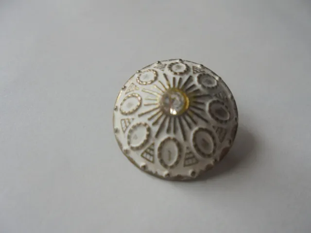 bouton ancien en metal  peint blanc decoré dore au centre 1 brillant 2cm