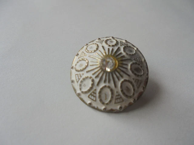 bouton ancien en metal  peint blanc decoré dore au centre 1 brillant 2cm