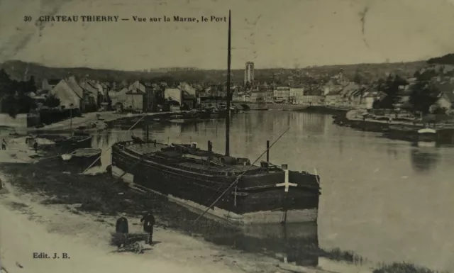 CPA Chateau-Thierry vue sur la marne et le port les Péniches à Quai dept-02