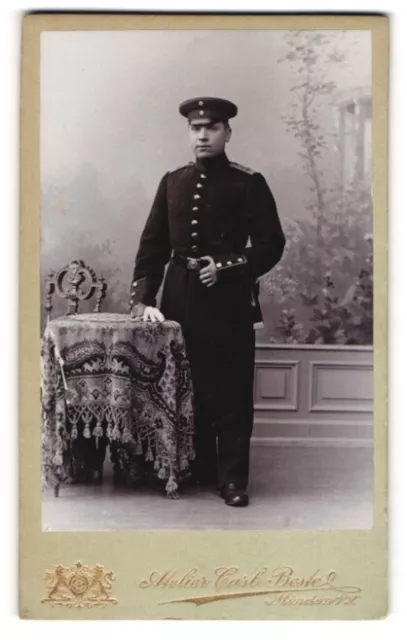 Fotografie Carl Beste, Minden i / W., Portrait Soldat in Uniform mit Schirmmütz