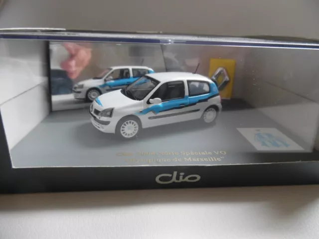 1/43ième – UNIVERSAL HOBBIES – Renault CLIO 2004 – Série spéciale VO « Olympique