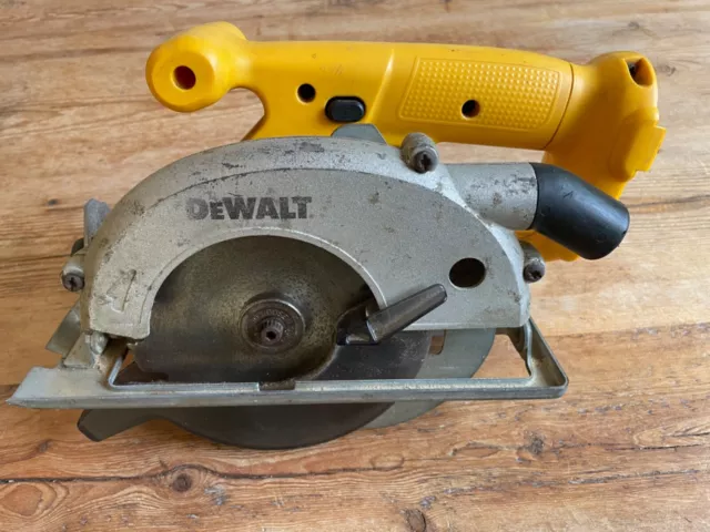 Dewalt DW935 Circular Saw 14,4V.  Body Only with Case 110v Charger & Guide Fence