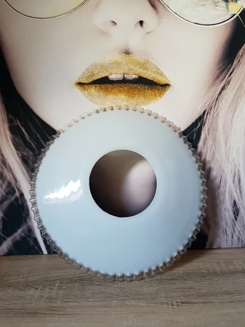 Une touche déco rouge! Lampes fleurs en papier. Disponible