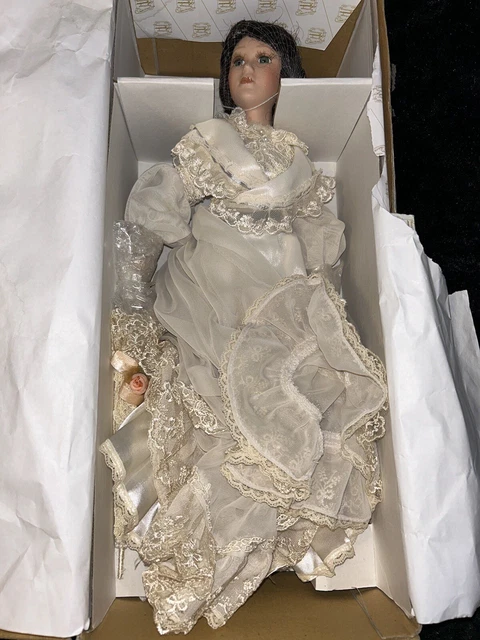 HERITAGE SIGNATURE COLLECTION Porcelain Doll VICTORIA 12341