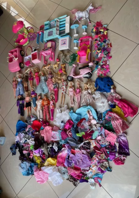 gros lot Barbie- poupées, vetements, accessoires.....