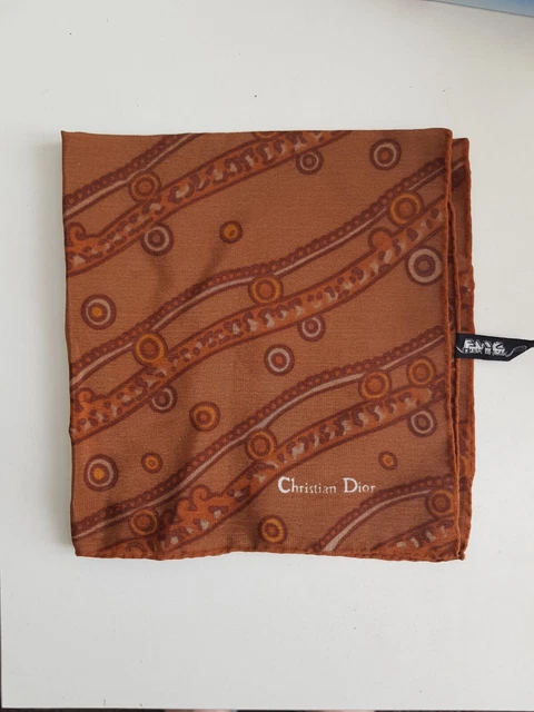 Pochette De Costume En Soie Van Gils Rouge - Occasion, Motifs élégants, étui Cartonné
