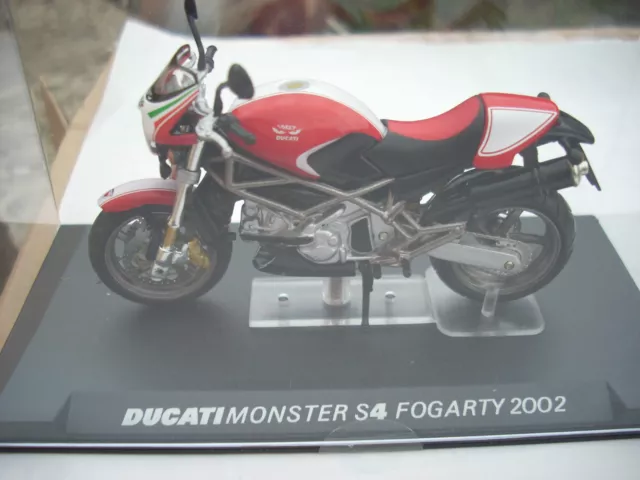 Ducati monster S4 Fogarty 2002 Échelle 1  24