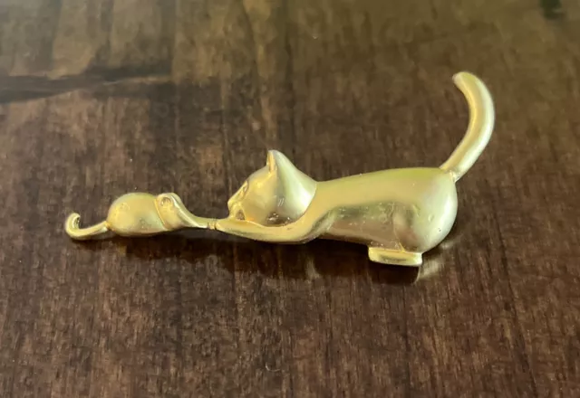 Broche para gato y ratón en tono dorado