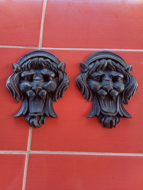 Antica Coppia Di Leoni In Legno , Interamente Intagliati A Mano, Rilievo.