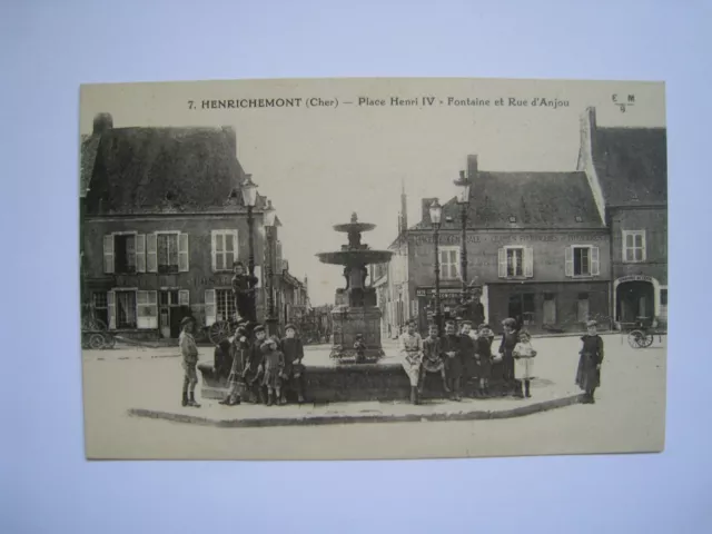 CPA  (CHER) - HENRICHEMONT  - Place Henri IV - Fontaine et rue d'Anjou