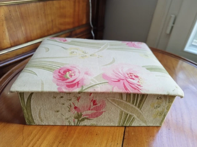 ANCIENNE BOITE TISSU mercerie AU LOUVRE PARIS ? motif fleurs EUR 30,00