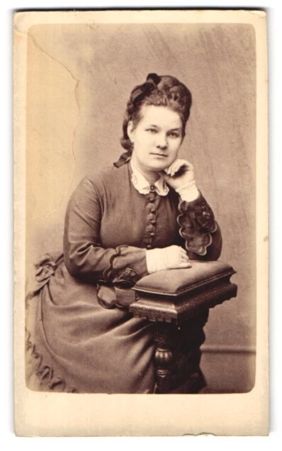 Fotografie L. Haase & Comp., Berlin, Portrait hünsche junge Dame im Biedermeier