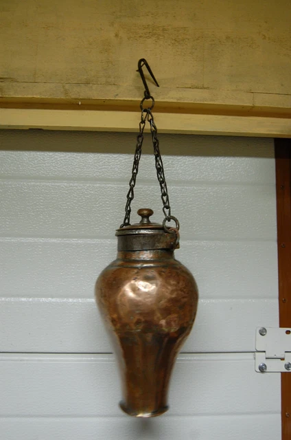 pot couvert (urne??) suspention a chaine , en cuivre  ancien   occasion
